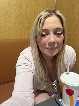 Snapshot of CherryAuroraa chatting on March 15, 10:43 am CherryAuroraa online show from March 15, 10:43 am