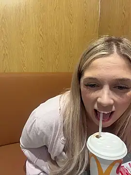 Snapshot of CherryAuroraa chatting on March 22, 6:33 pm CherryAuroraa online show from March 22, 6:33 pm