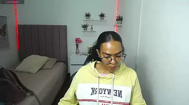 Nina lovee  online show from February 12, 5:58 pm