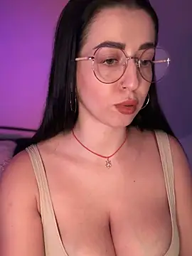 Emylia online show from November 7, 3:01 pm