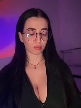 Emylia online show from December 17, 9:32 pm