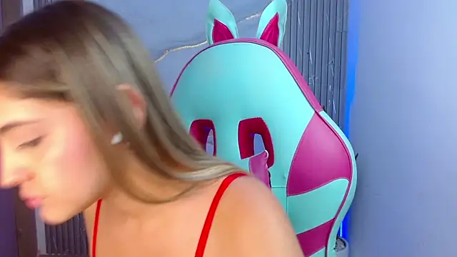 sofia henaok online show from March 18, 11:09 pm