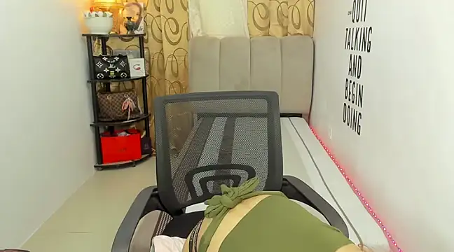 Snapshot of Trixie_Mattel21 chatting on January 3, 5:28 am Trixie Mattel21 online show from January 3, 5:28 am