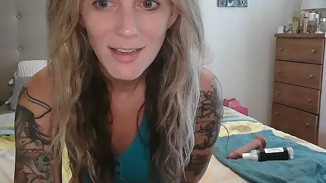 Snapshot of Heyitsmee33 chatting on October 5, 1:09 pm Heyitsmee33 online show from October 5, 1:09 pm