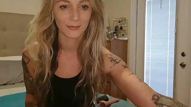 Snapshot of Heyitsmee33 chatting on October 7, 11:29 am Heyitsmee33 online show from October 7, 11:29 am