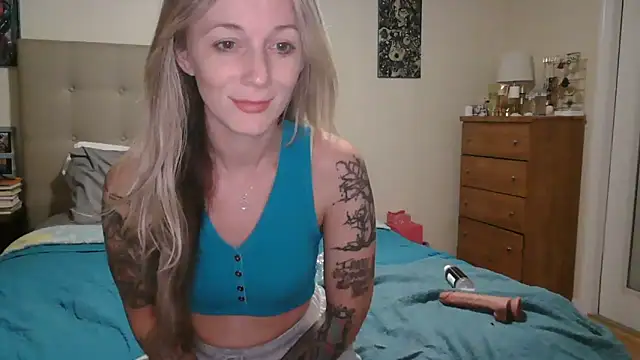 Snapshot of Heyitsmee33 chatting on October 21, 10:27 am Heyitsmee33 online show from October 21, 10:27 am