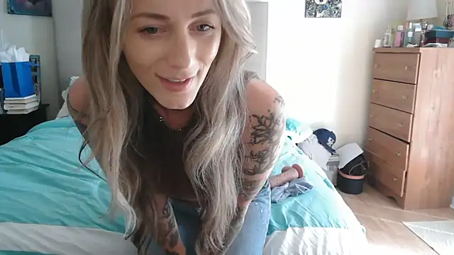Snapshot of Heyitsmee33 chatting on May 9, 2:22 pm Heyitsmee33 online show from May 9, 2:22 pm