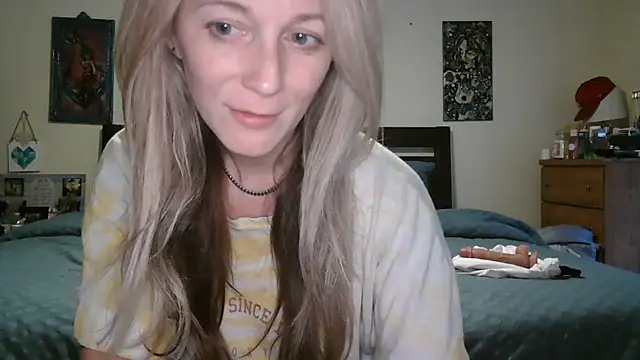 Snapshot of Heyitsmee33 chatting on June 3, 10:40 am Heyitsmee33 online show from June 3, 10:40 am