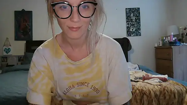 Snapshot of Heyitsmee33 chatting on July 8, 9:08 pm Heyitsmee33 online show from July 8, 9:08 pm