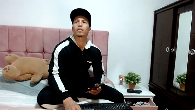 marcehot32 online show from March 18, 8:48 pm