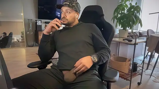 Snapshot of HungandThickLatin chatting on January 3, 7:07 pm HungandThickLatin online show from January 3, 7:07 pm