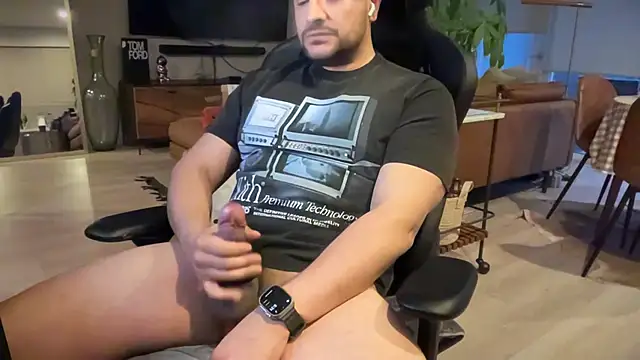 Snapshot of HungandThickLatin chatting on February 14, 1:23 am HungandThickLatin online show from February 14, 1:23 am