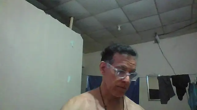 Snapshot of CaptainFox chatting on June 5, 12:39 am CaptainFox online show from June 5, 12:39 am
