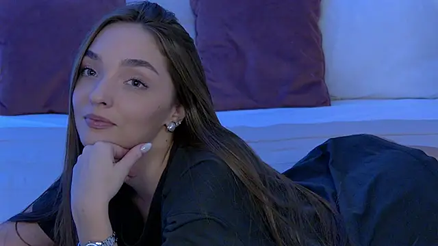 VirginieCruz online show from December 30, 1:37 am