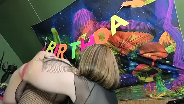 sluttypumpkin420 online show from September 9, 10:53 pm