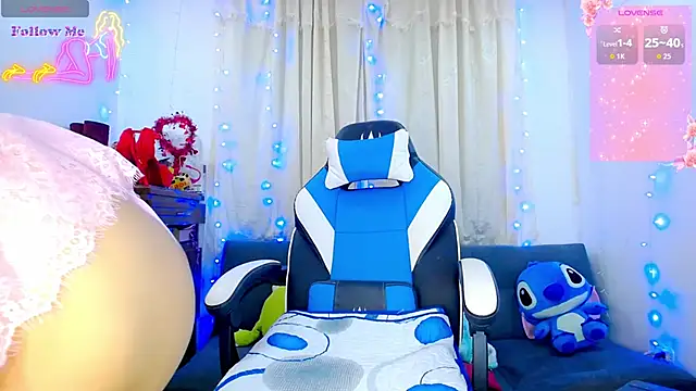 Snapshot of Aleexx___ chatting on November 16, 10:32 am Aleexx online show from November 16, 10:32 am