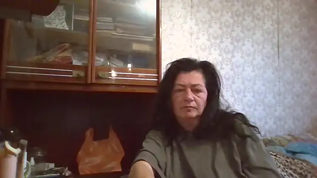 Snapshot of GypsiQueen2 chatting on November 16, 5:35 am GypsiQueen2 online show from November 16, 5:35 am