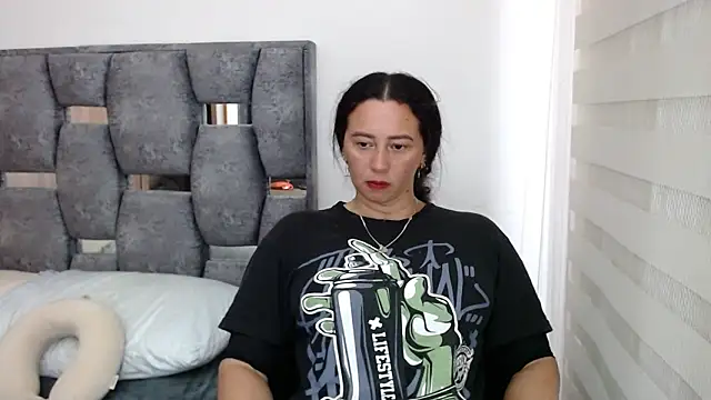 sara hott 1 online show from December 12, 7:59 pm
