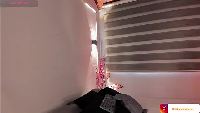 MERIDA TAYLOR online show from October 17, 1:46 pm