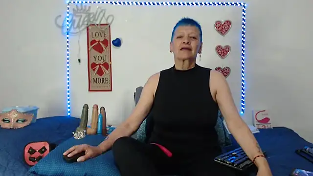 loquitaqueen011 online show from March 7, 10:21 pm