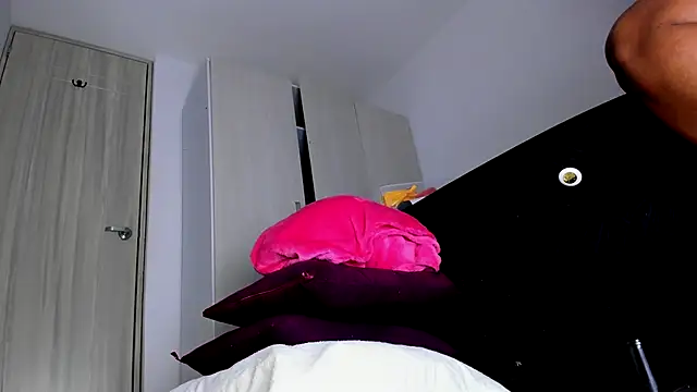 Skarleth69 online show from October 31, 2:45 am