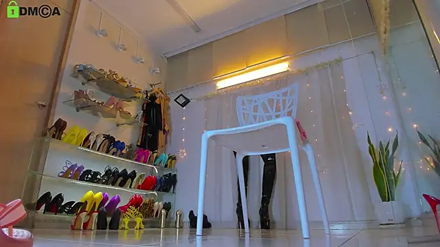 kendrarioss online show from February 14, 11:09 pm