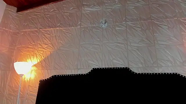 Snapshot of JennyRouse01 chatting on December 19, 12:23 pm JennyRouse01 online show from December 19, 12:23 pm