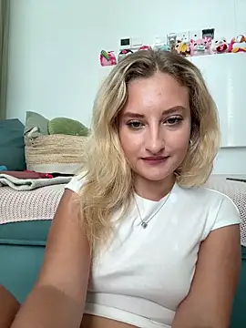 Snapshot of MileySummer chatting on October 19, 11:33 am MileySummer online show from October 19, 11:33 am