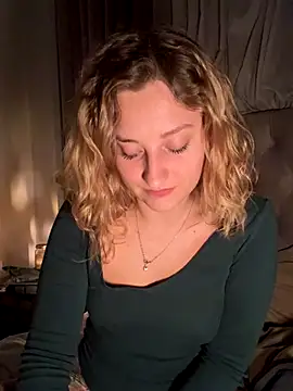 Snapshot of MileySummer chatting on November 30, 4:22 pm MileySummer online show from November 30, 4:22 pm