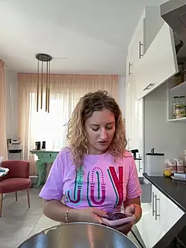 Snapshot of MileySummer chatting on December 14, 9:14 am MileySummer online show from December 14, 9:14 am