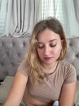 Snapshot of MileySummer chatting on December 18, 9:59 am MileySummer online show from December 18, 9:59 am