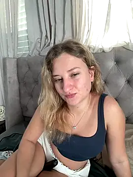 Snapshot of MileySummer chatting on December 20, 7:04 am MileySummer online show from December 20, 7:04 am