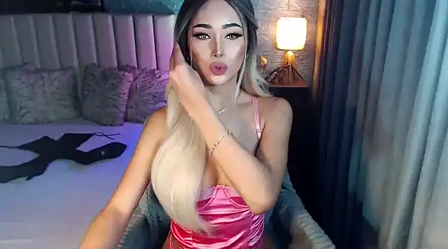 Snapshot of Miss_Amandaversace chatting on December 14, 12:55 am Miss Amandaversace online show from December 14, 12:55 am