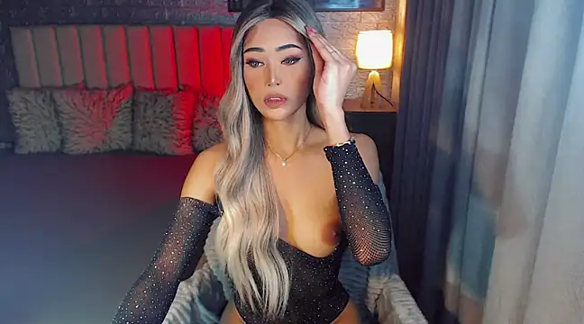 Snapshot of Miss_Amandaversace chatting on February 12, 8:40 pm Miss Amandaversace online show from February 12, 8:40 pm