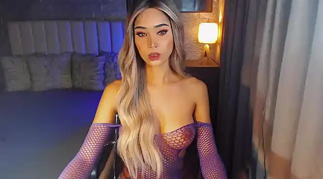 Snapshot of Miss_Amandaversace chatting on February 18, 5:31 am Miss Amandaversace online show from February 18, 5:31 am