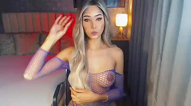 Snapshot of Miss_Amandaversace chatting on February 23, 3:45 am Miss Amandaversace online show from February 23, 3:45 am