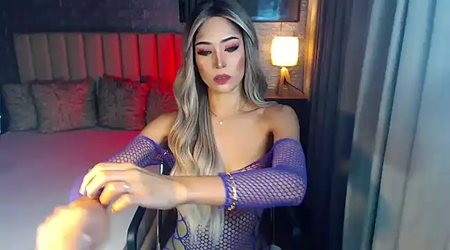 Snapshot of Miss_Amandaversace chatting on February 26, 12:27 am Miss Amandaversace online show from February 26, 12:27 am