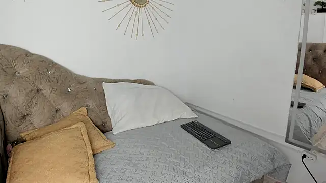 Snapshot of Naughty__Mom chatting on February 26, 9:32 am Naughty Mom online show from February 26, 9:32 am