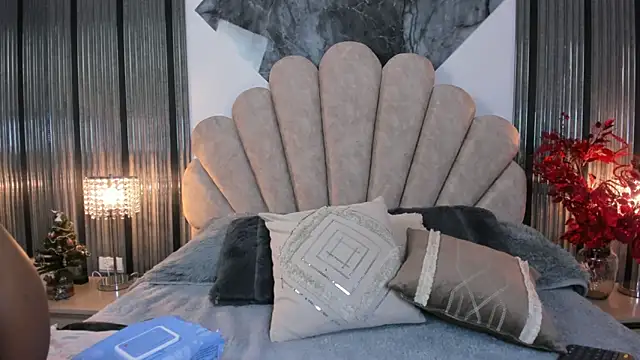 Naughty  Mom online show from December 18, 12:55 pm