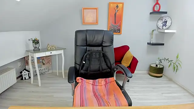 Snapshot of LollaGirl chatting on February 12, 7:23 am LollaGirl online show from February 12, 7:23 am