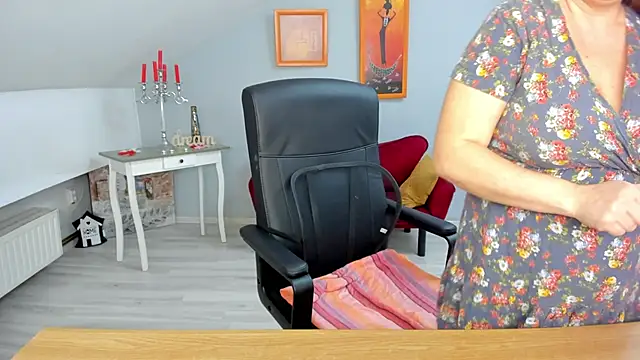 Snapshot of LollaGirl chatting on March 4, 4:27 am LollaGirl online show from March 4, 4:27 am