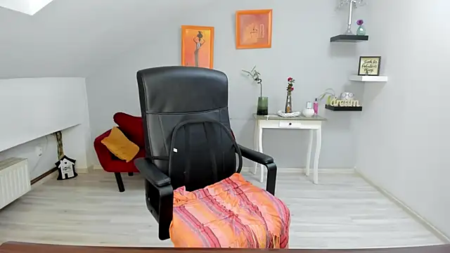 Snapshot of LollaGirl chatting on October 27, 4:27 am LollaGirl online show from October 27, 4:27 am