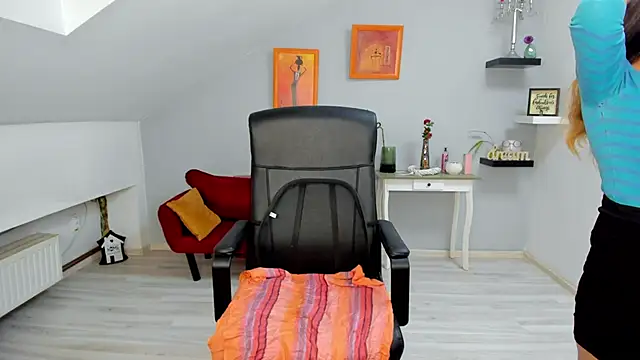 Snapshot of LollaGirl chatting on November 10, 4:22 am LollaGirl online show from November 10, 4:22 am