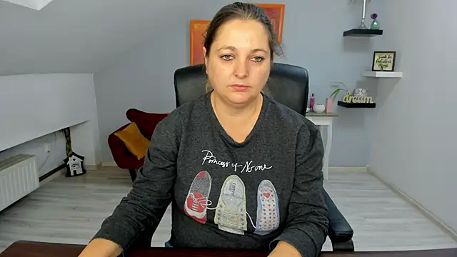 Snapshot of LollaGirl chatting on November 13, 4:22 am LollaGirl online show from November 13, 4:22 am