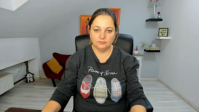 Snapshot of LollaGirl chatting on November 20, 4:12 am LollaGirl online show from November 20, 4:12 am