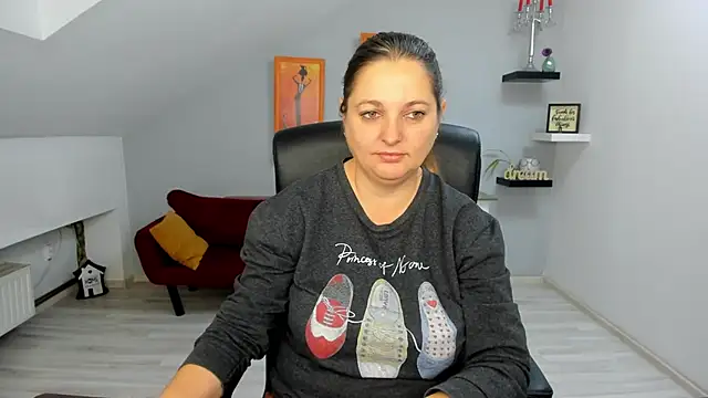 Snapshot of LollaGirl chatting on November 29, 4:15 am LollaGirl online show from November 29, 4:15 am