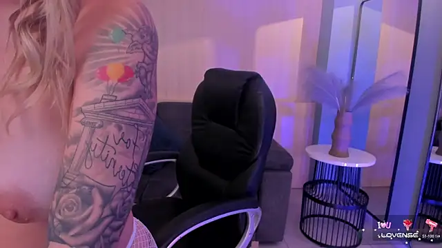 EveBensonX online show from February 4, 8:59 pm