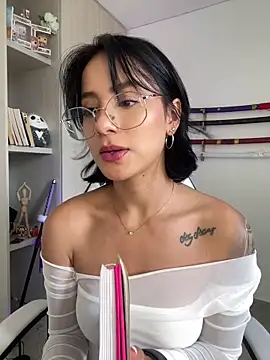 Ale Lewis online show from December 2, 8:00 pm