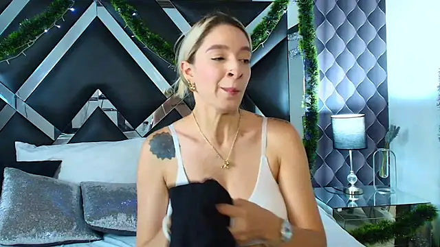 victoriaa lee  online show from December 12, 11:03 pm