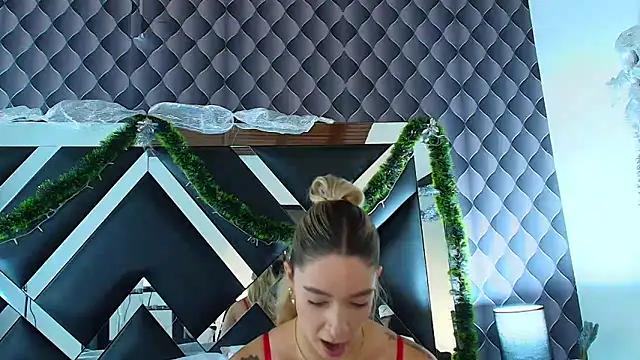 victoriaa lee  online show from December 13, 7:32 pm